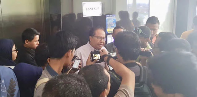 Rizal Ramli: Sudah Waktunya Tinggalkan Jokowi, Pilih Capres yang Jaga Trisakti Rizal Ramli: Sudah Waktunya Tinggalkan Jokowi, Pilih Capres yang Jaga Trisakti
