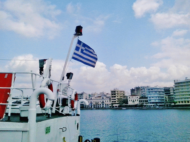 Η γαλανόλευκη κυματίζει στα γαλανά νερά