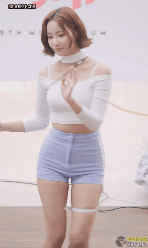 모모랜드, 연우 타이트한 오프솔더..