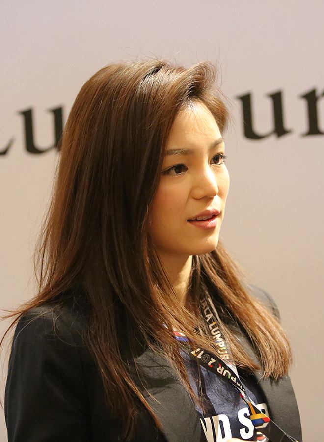 Nữ trưởng đoàn xinh đẹp Thái Lan hút hồn phóng viên báo chí