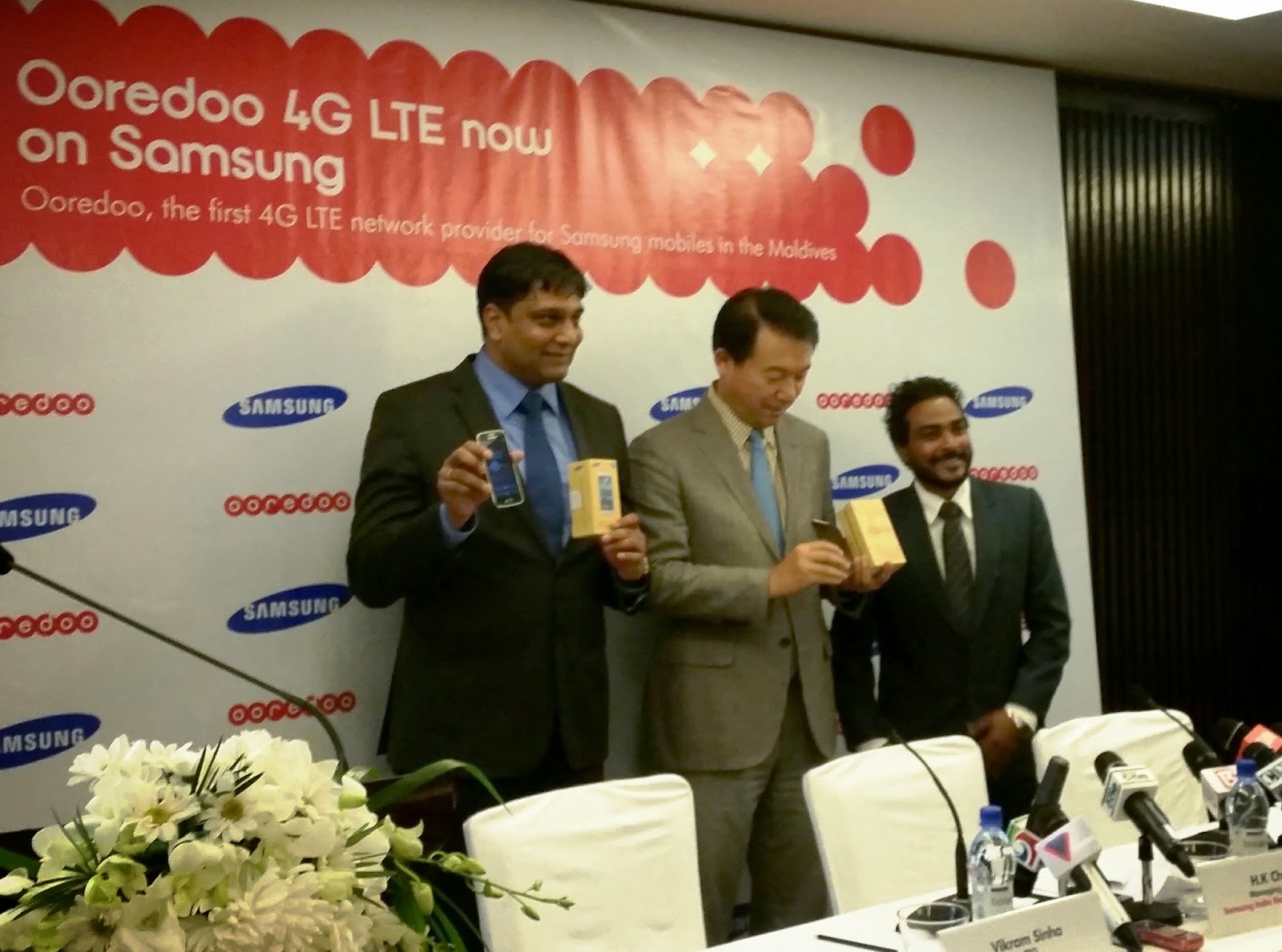 H.K. Chang, Managing Director, Samsung  India  Electronics- Sri Lanka Branch Office, Vikram Sinha and CEO of Ooredoo and Hassan Risheef, Managing Director, HIKE holding up models of the Samsung GALAXY S5.