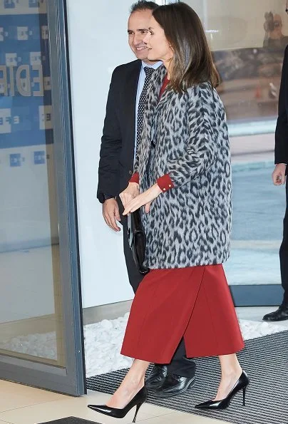 Queen Letizia wore Hugo Boss Mathia coat, Hugo Trima cropped wide leg trousers