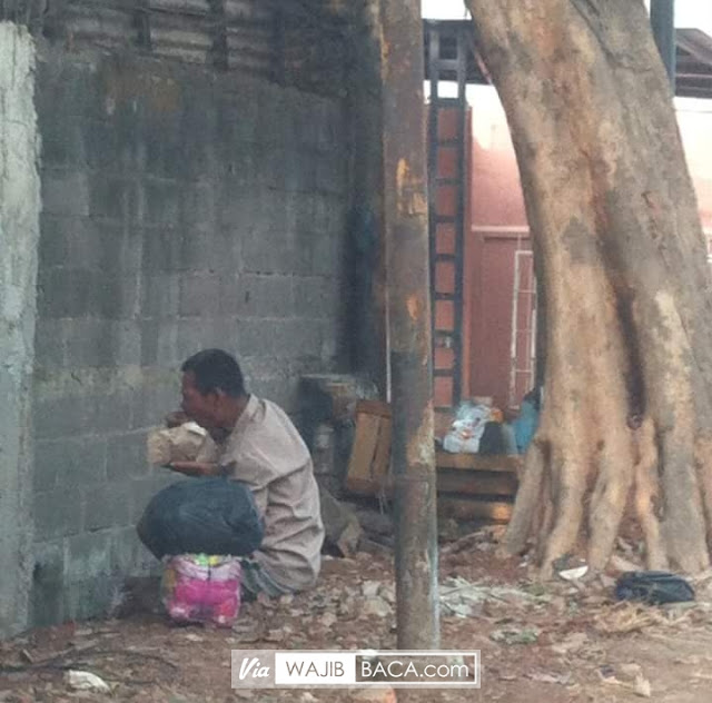 Bikin Hati Terenyuh, Pria Makan ditepi Jalan Ini Sampai Jilati Bungkus Nasi Bikin Hati Terenyuh, Pria Makan ditepi Jalan Ini Sampai Jilati Bungkus Nasi