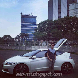 Foto Eza Gionino dengan Mobil Keren Foto Eza Gionino dengan Mobil Keren