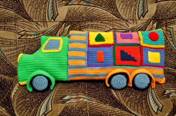 Almohadón al crochet con forma de camión para nilos