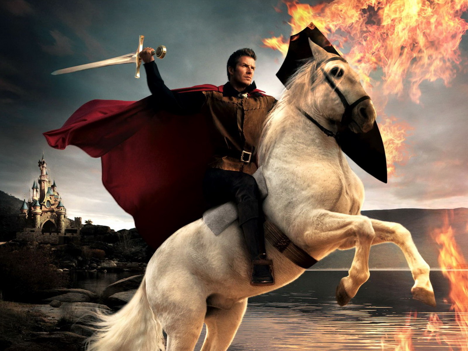 Лежа на коне. Рыцарь Ланселот на коне. Рыцарь на белом коне. Рыцарь на коне. Всадник на коне.