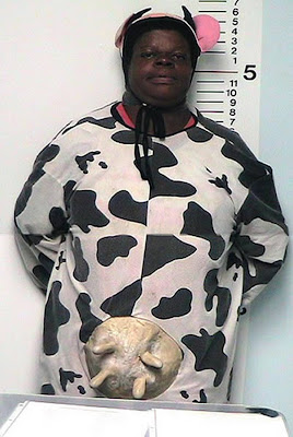 mujer con disfraz de vaca