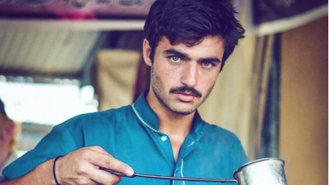 Arshad Khan, a Pakistani chai wala (“tea seller”) has landed a modeling contract after his pictures blew up on Instagram