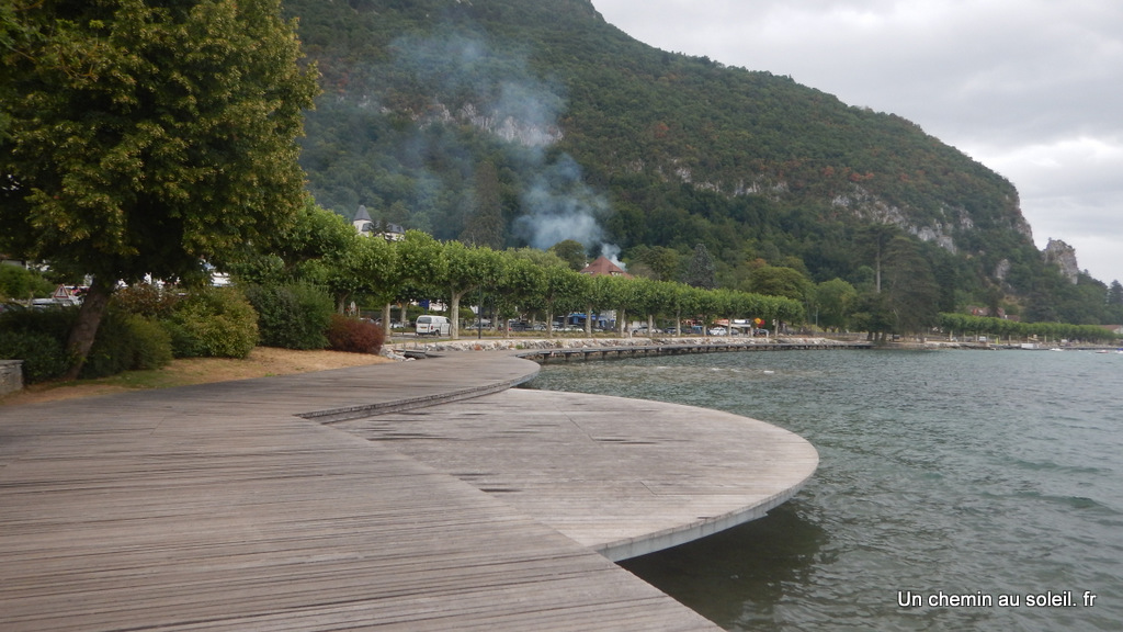 Un chemin au soleil Jour de pluie au lac d'Annecy