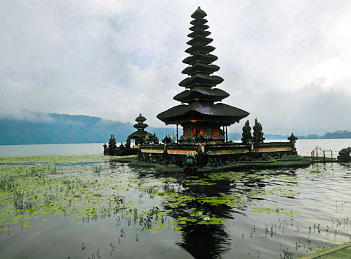 ulun danu temple and beratan lake