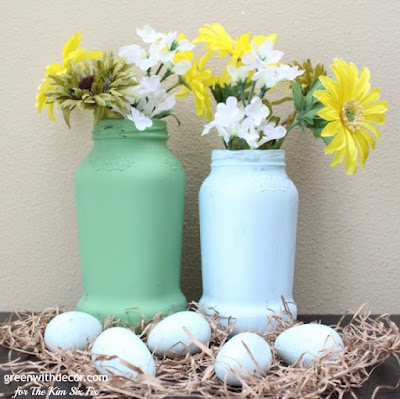 Make spring vases from old spaghetti sauce jars. A great Easter DIY, these would look great as a spring centerpiece! 