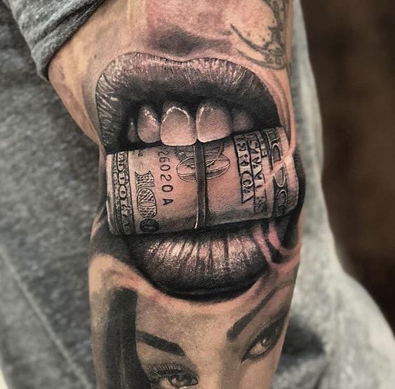 Tatuaje de Boca mordiendo billetes
