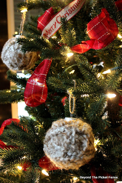 ornament, DIY, yarn ball, decoupage glue, christmas ideas, christmas decor,http://bec4-beyondthepicketfence.blogspot.com/2015/11/12-days-of-christmas-day-6-warm-cozy.html 