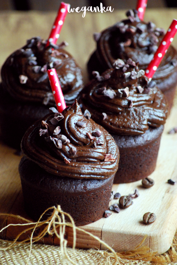 Babeczki mokka z kremem z awokado