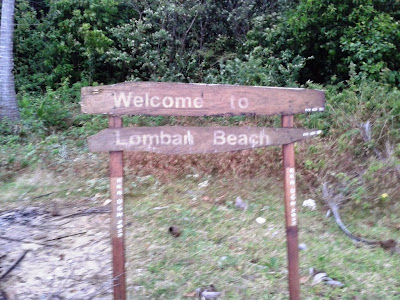 Papan nama pantai Ujung Tong atau Pantai Lomban, Jelamun, Kemujan