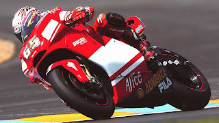 Foto met rood witte motor tijdens een race op het circuit