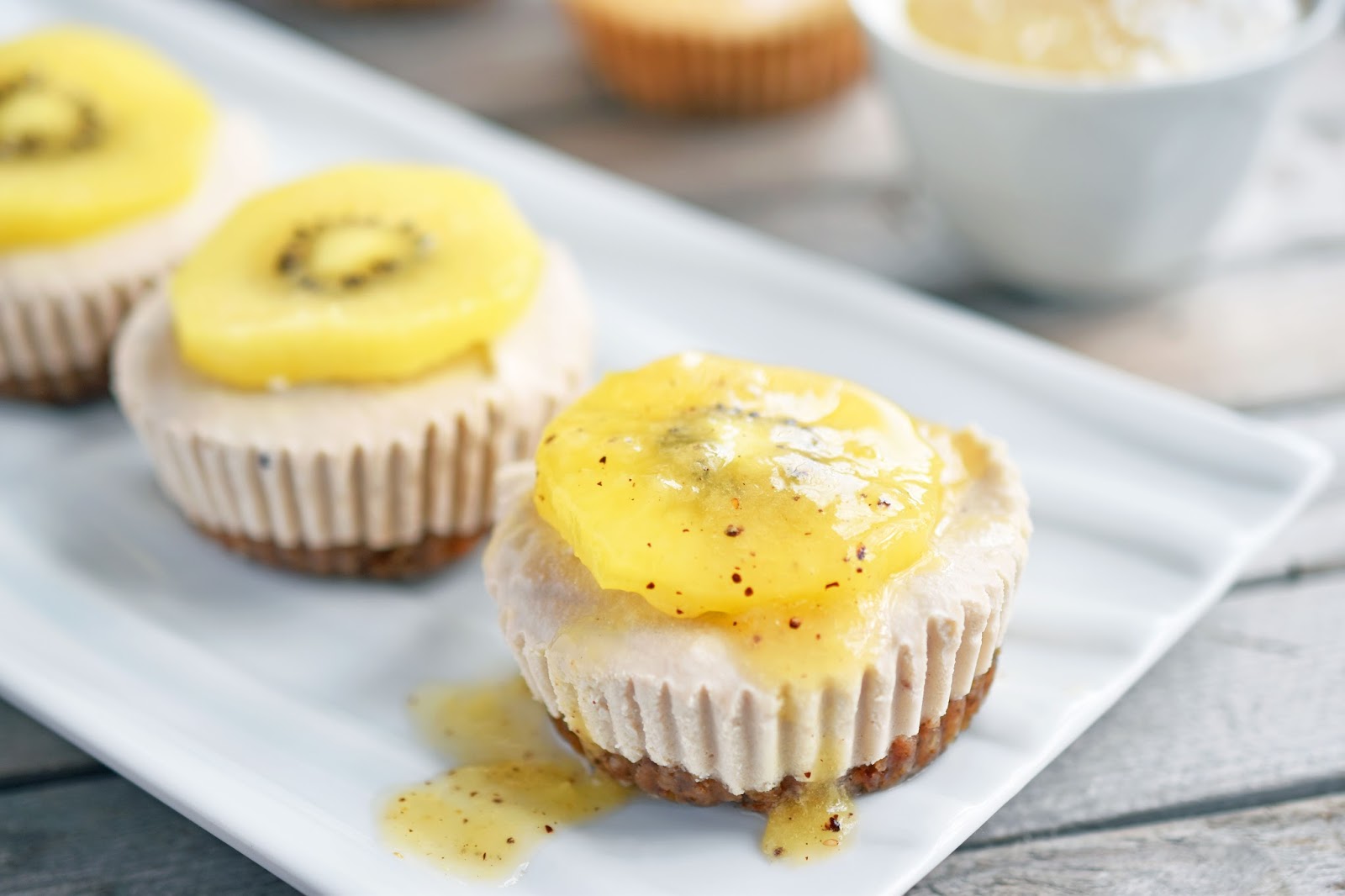 Woman in Real Life Mini Kiwi Cheesecakes (vegan, raw, glutenfree)