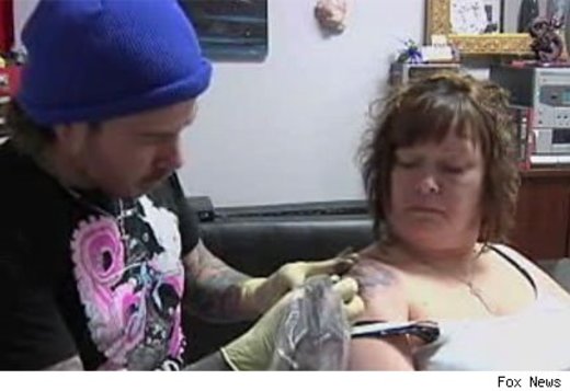 Mujer se realiza un tatuaje en la iglesia