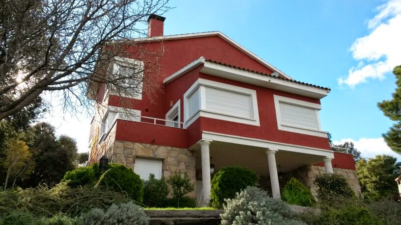 Mondecor, S.L: FACHADA PINTADA EN IMPERMEABILIZANTE COLOR GRANATE