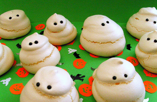 Halloween Ghost Meringues - Meringues fantômes pour Halloween Easy ghost meringues for Halloween || Meringues faciles pour Halloween