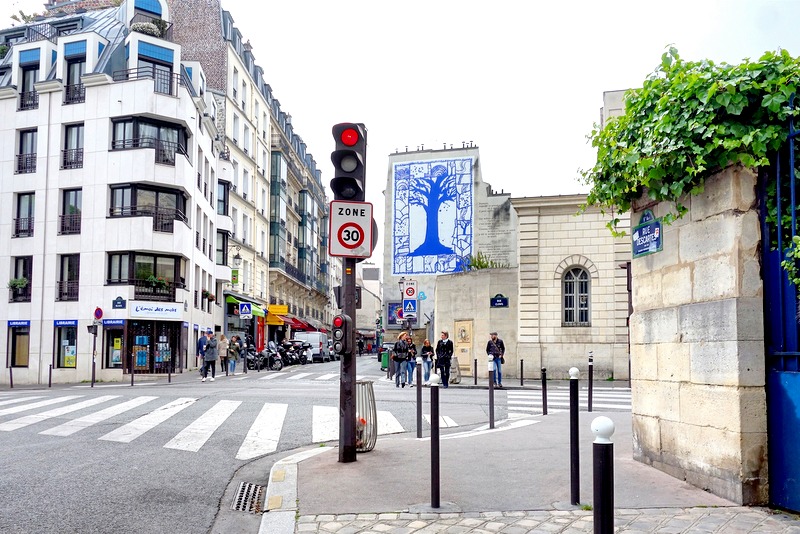 Paris : L'arbre bleu ou L'arbre des rues, une fresque de Pierre Alechinsky,  un poème d'Yves Bonnefoy - Vème - Paris la douce, magazine parisien,  culture, sorties, art de vivre