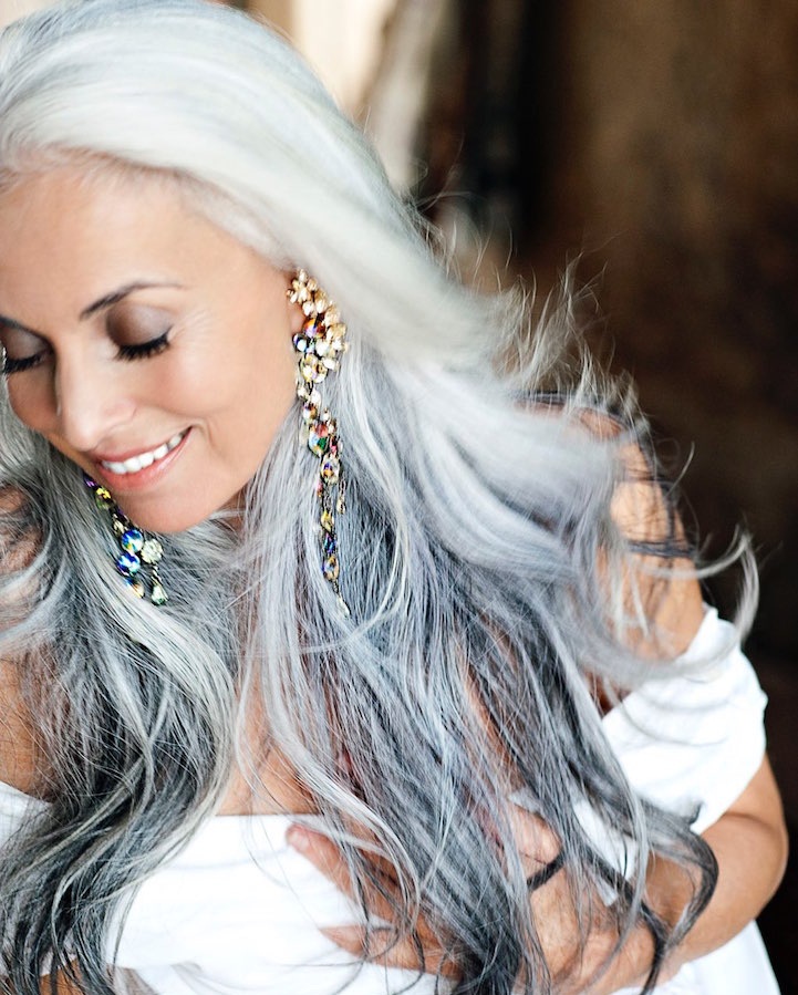 Ultra Tendencias La nodelo Yasmina Rossi a sus de 59 años esta revolucionando la industria de