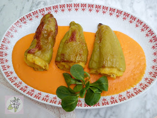 Pimientos Verdes Rellenos de Tortilla Vegana sobre Salsa Cremosa. Pimientos Verdes Rellenos de Tortilla Vegana sobre Salsa Cremosa.