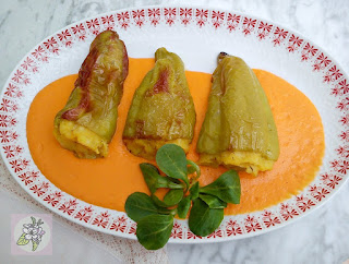 Pimientos Verdes Rellenos de Tortilla Vegana sobre Salsa Cremosa.