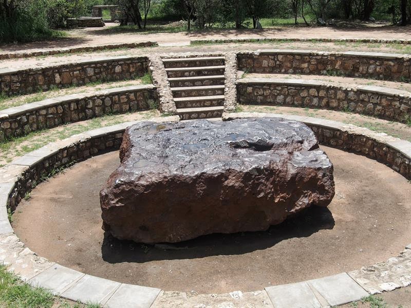 Гоба. Метеорит Гоба. Гоба в Намибии. Ганседо метеорит. Метеорит Гоба фото.