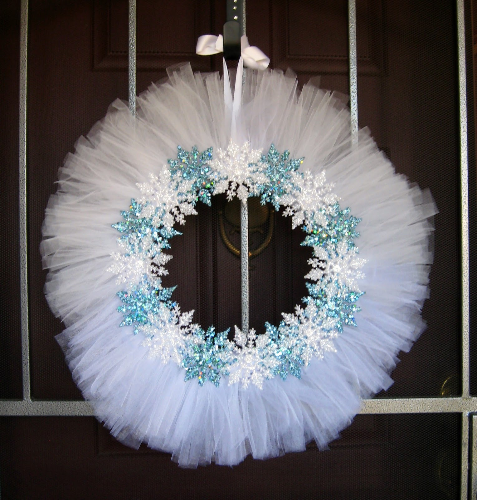 tulle wreath snowflake diy frozen wreaths winter birthday flowers snowflakes table decorations inspired fish likes blues creative cure door tutorials