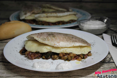 Dorada sobre cama de verduras y puré de patatas.