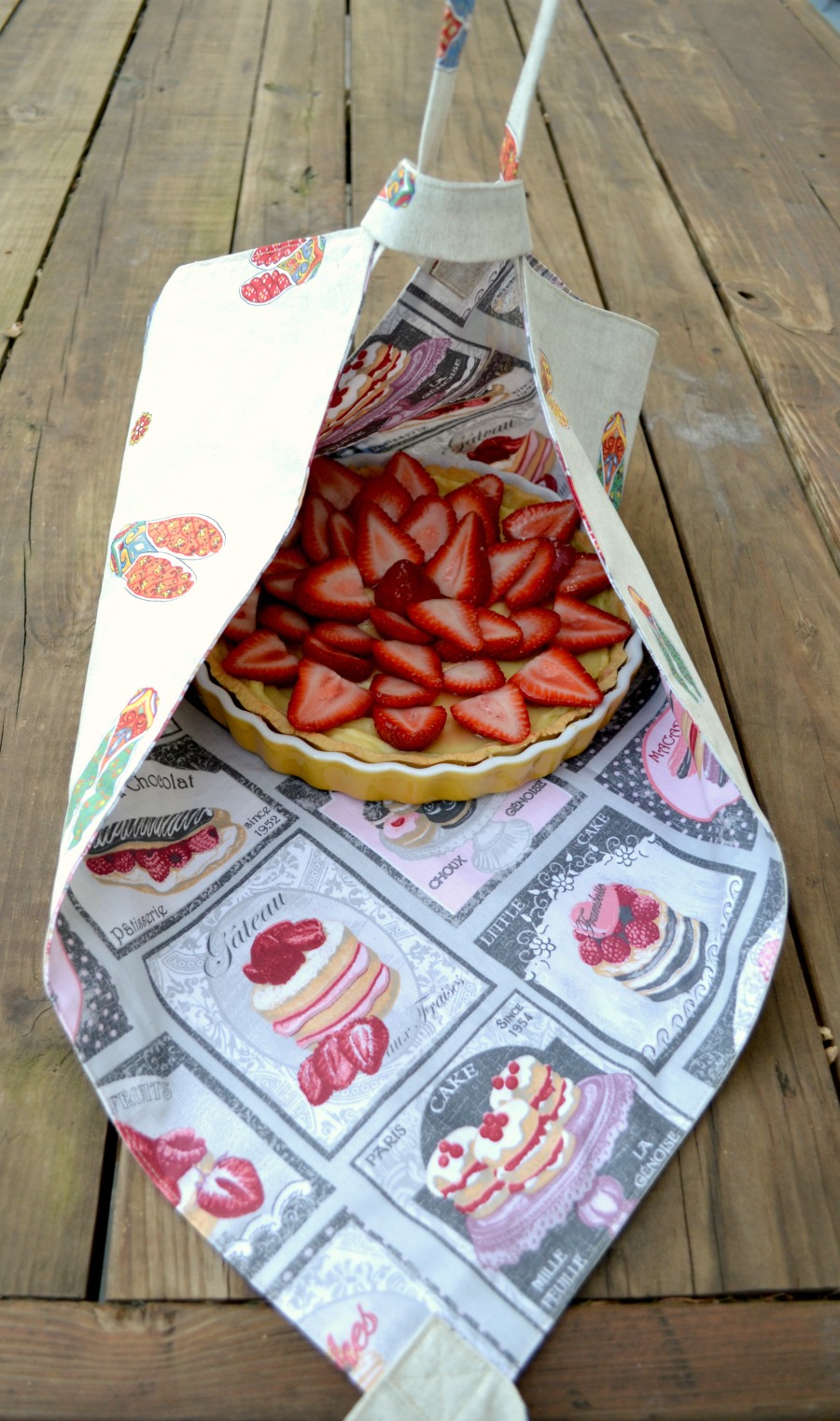 Bear, Dolly and Moi the perfect pie carrier for a picnic