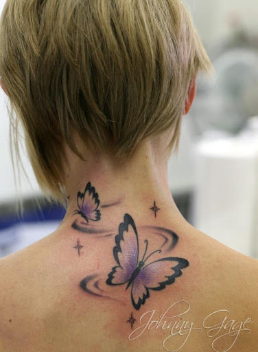 Linda tatuagem de borboleta sobre as mulheres de pescoço