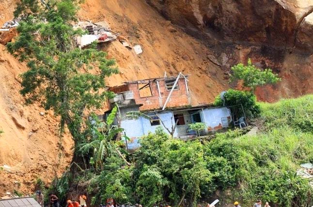 Sobe para 15 número de mortos em deslizamento de terra em Niterói