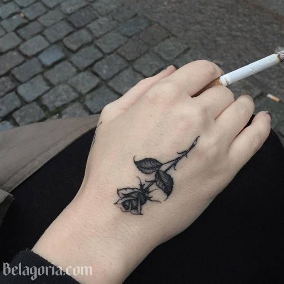 Vemos a una chica con tatuaje de la silueta de una rosa negra