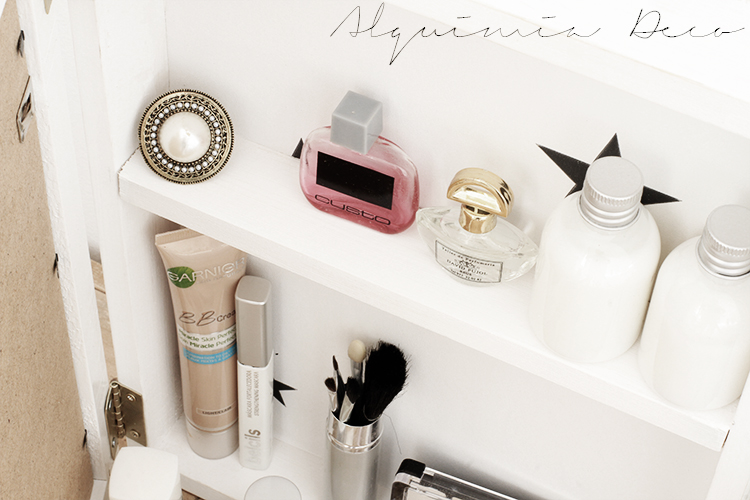 armario-pequeño-espejo-blanco-cosmeticos-conchas-tutorial-diy-maquillaje-perfume-nordico-estilo-escandinavo