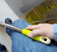 The handle comes only about mid-thigh