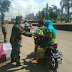 TNI-Polri bersama relawan bagi nasi bungkus dan masker kepada pengguna jalan di Tayu