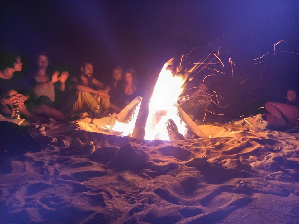 La foc noaptea pe plaja