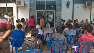 antrean warga di loket pembayaran PDAM Tirtanadi Medan - Jl Petani 1