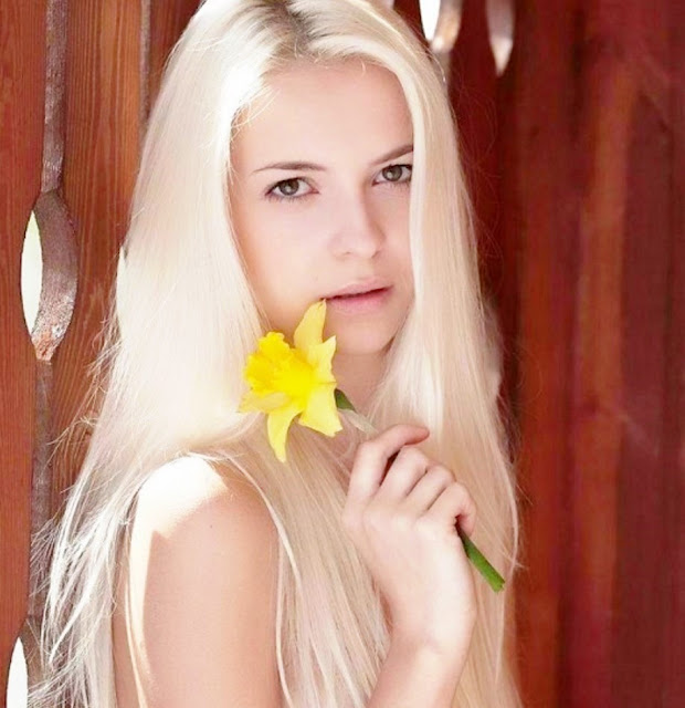 Эротика голой блондинки на улице: www.EROTICAXXX.ru - Ню блондинка на эротических фото (18+)