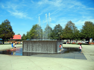 Fountain in Gateway Park at the Navy Pier in downtown Chicago, Illinois