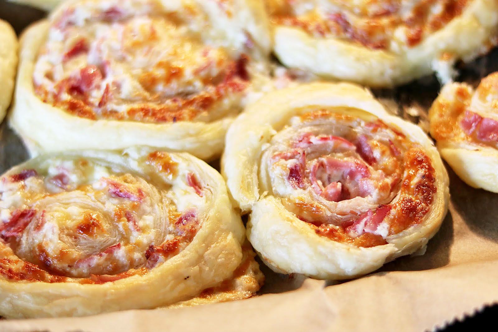 Rezept: Käse-Schinken-Schnecken aus Blätterteig