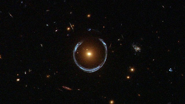 El anillo de Einstein casi perfecto que descubrieron científicos en las
