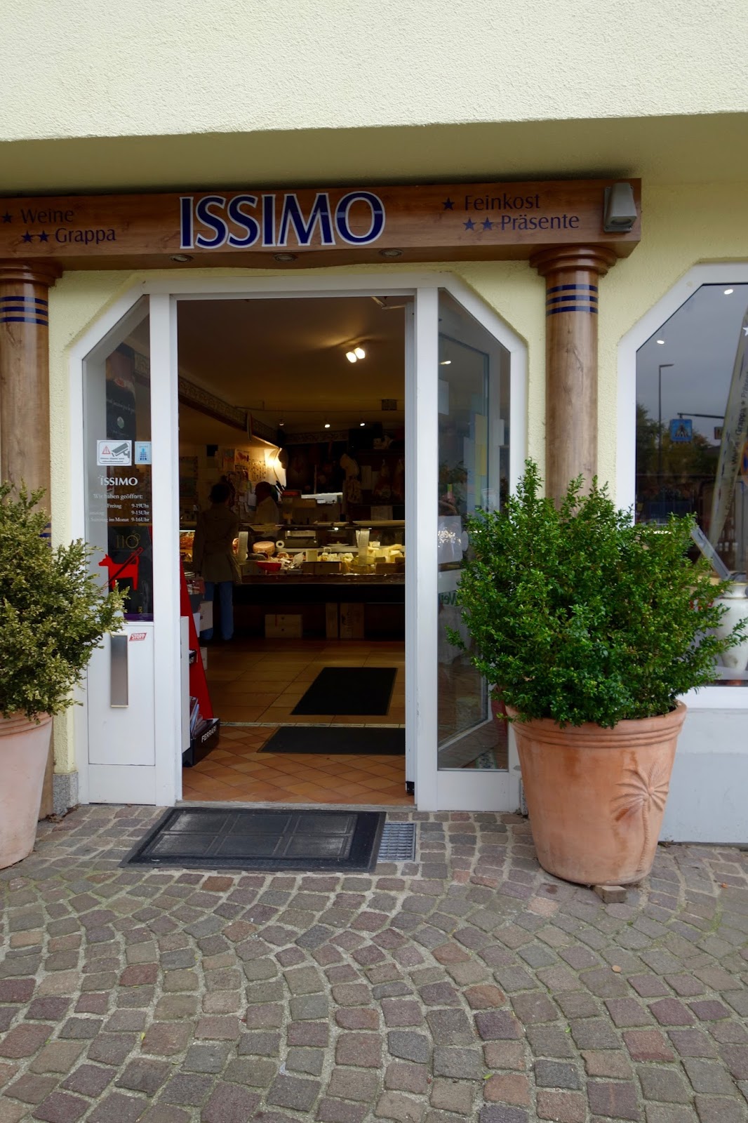 Stroud Is All Over the Place: More Than An Italian Deli: It's Issimo!