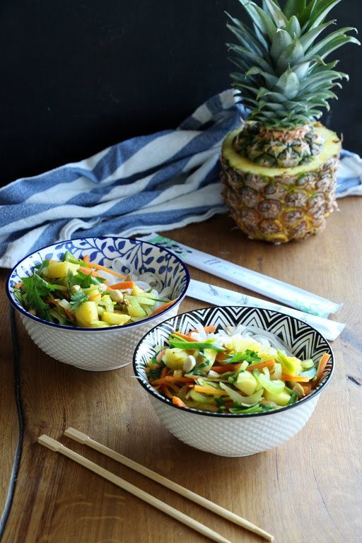 Reisnudeln mit Gemüse, Ananas und Erdnüsse | Vegan und glutenfrei ...