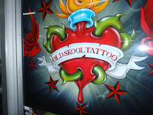 En reklame for tattoo, MED SKRIVEFEIL, AI AI .