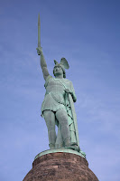 El Hermannsdenkmal, monumento levantado en memoria de Arminio (Hermann) en la parte sur del bosque de Teutoburgo.