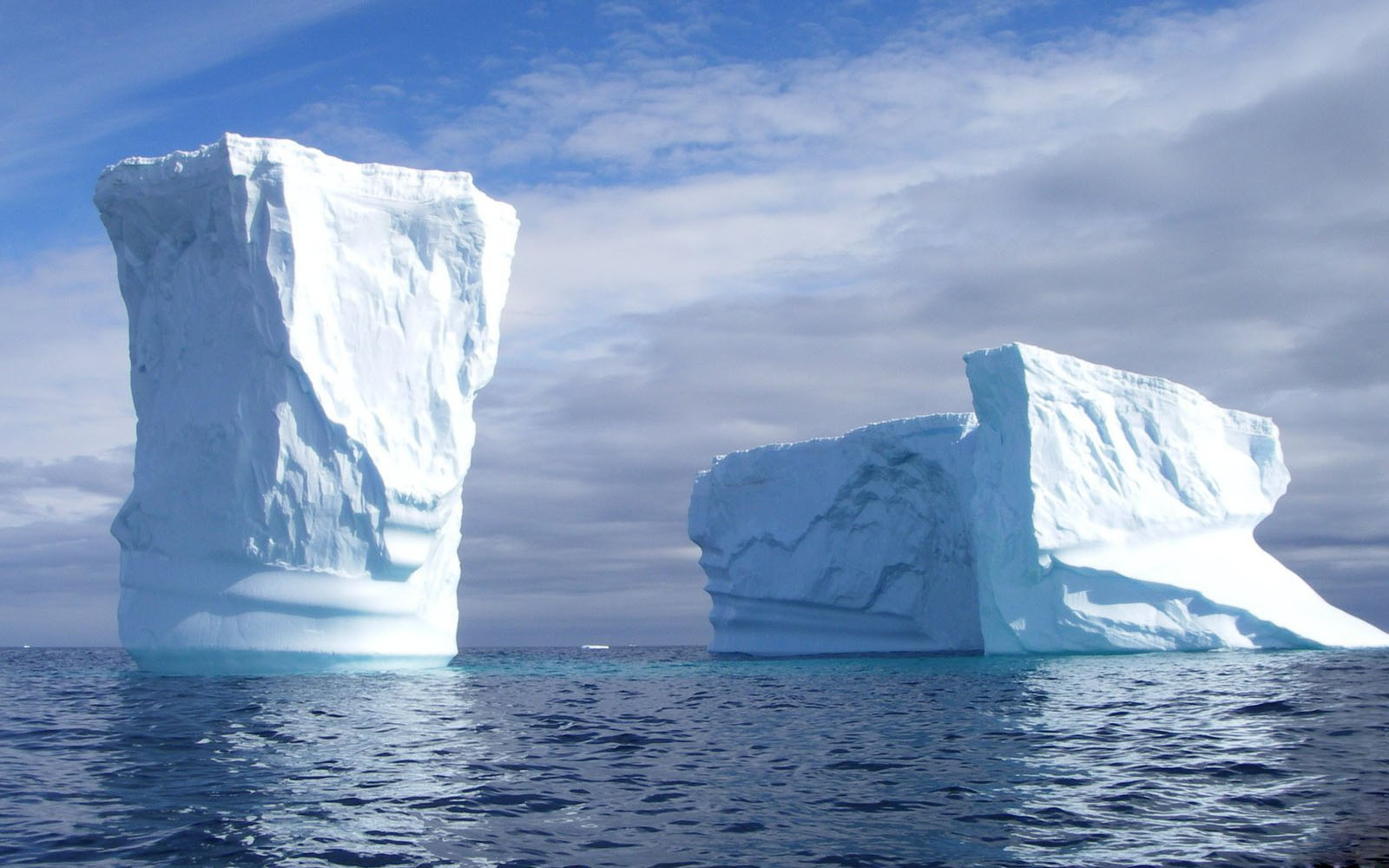 Какая часть айсберга над водой. Айсберги Антарктиды. Антарктика и Антарктида. Природа Антарктиды. Картина Айсберг.