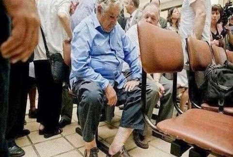 Ο υπέροχος πρόεδρος της Ουρουγουάης που περιμένει στην ουρά του νοσοκομείου για να εξεταστεί! Γνωρίστε τον "φτωχό πρόεδρο"
